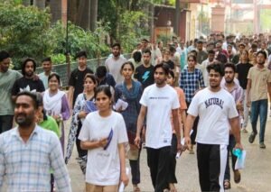 UPSC Prelims में अभ्यर्थियों की अग्निपरीक्षा! तपती जमीन पर नंगे पैर पहुंचे एग्जाम सेंटर
