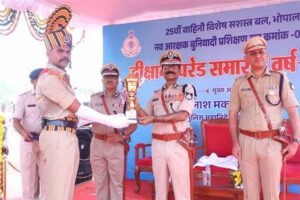 डीजीपी  कैलाश मकवाणा के मुख्य आतिथ्य में विशेष सशस्‍त्र बल के नव आरक्षकों का दीक्षांत समारोह आयोजित