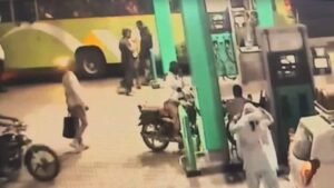 खंडवा के पेट्रोल पंप पर गुंडागर्दी, कर्मचारी से मारपीट