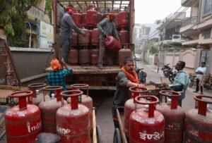 रसोई गैस संकट से जनता बेहाल, 45 दिनों से सिलेंडर के लिए भटक रहे लोग