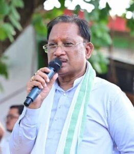 मुख्यमंत्री  विष्णु देव साय ने बरगद के पेड़ के नीचे लगाई चौपाल, सुनी ग्रामीणों की समस्याएं