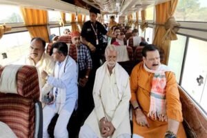 मंत्री  टेटवाल सार्वजनिक बस से यात्रा कर अपने कार्य क्षेत्र पर पहुँचे