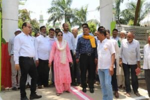 कार्यक्रम स्थल का निरीक्षण करते हुए अधिकारियों को दायित्वों का समय पूर्व निर्वहन करने के कलेक्टर ने दिए निर्देश