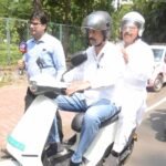 प्रधानमंत्री के आहवान पर लग्जरी कार छोड़ इलेक्ट्रिक स्कूटी से मंत्रालय पहुंचे ऊर्जा मंत्री  तोमर