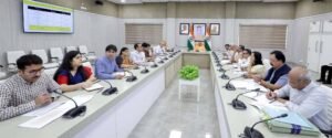हर जनपद में हो निवेश, जनपदों की पर कैपिटा इनकम बढ़ाने पर भी ध्यान केंद्रित करें- मुख्यमंत्री