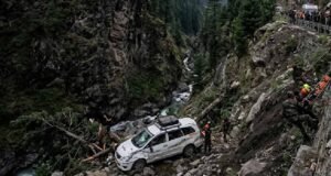 कश्मीर के पहलगाम में बड़ा हादसा, खाई में गिरी पर्यटकों की गाड़ी; 2 की मौत, 4 घायल