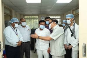 उप मुख्यमंत्री  देवड़ा इंदौर में देवास अग्निकांड के घायलों से मिले चिकित्सकों को दिये बेहतर उपचार के निर्देश