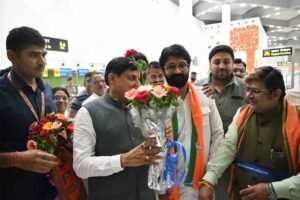 डुमना एयरपोर्ट पर मुख्यमंत्री डॉ यादव का आत्मीय स्वागत.