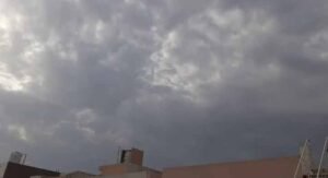 तेज आंधी-बारिश से बदला मौसम, यूपी से उत्तराखंड-पंजाब तक दिन में छाया अंधेरा