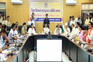 आदर्श जिला बनाने के लिए समन्वित प्रयास करें: उप मुख्यमंत्री  शुक्ल