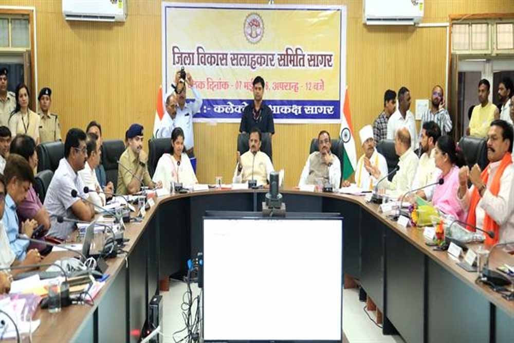 आदर्श जिला बनाने के लिए समन्वित प्रयास करें: उप मुख्यमंत्री  शुक्ल