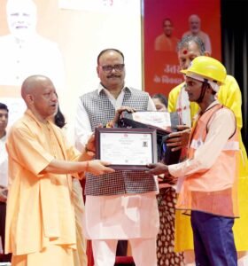 हर श्रमिक परिवार को मिलेगी स्वास्थ्य सुरक्षा: सीएम योगी