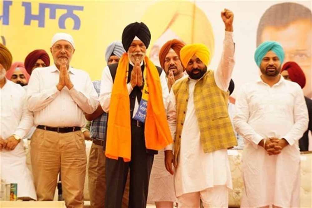 अकाली दल को बड़ा झटका! सीनियर नेता सुरजीत सिंह रखड़ा ने थामा AAP का दामन