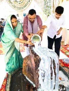 मुख्यमंत्री भजनलाल शर्मा ने गोवर्धन पर्वत की 21 किमी परिक्रमा की, लिया श्रीनाथ जी का आशीर्वाद