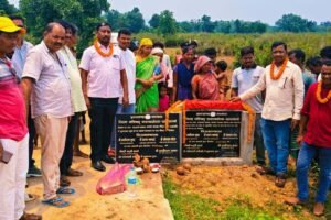 सरायकेला में 50 लाख की विकास योजनाओं का शिलान्यास, सड़क, जलमीनार और नाली निर्माण शुरू