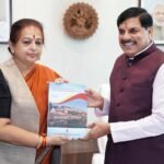 मुख्यमंत्री डॉ. यादव को ट्रेजर्स ऑफ ताप्ती वैली एण्ड बुरहानपुर की प्रति भेंट