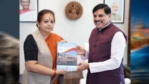 मुख्यमंत्री डॉ. यादव को ट्रेजर्स ऑफ ताप्ती वैली एण्ड बुरहानपुर की प्रति भेंट
