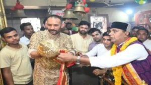मंत्री सारंग ने प्रधानमंत्री मोदी के नाम से छोला मंदिर में हनुमान जी को गदा की अर्पित
