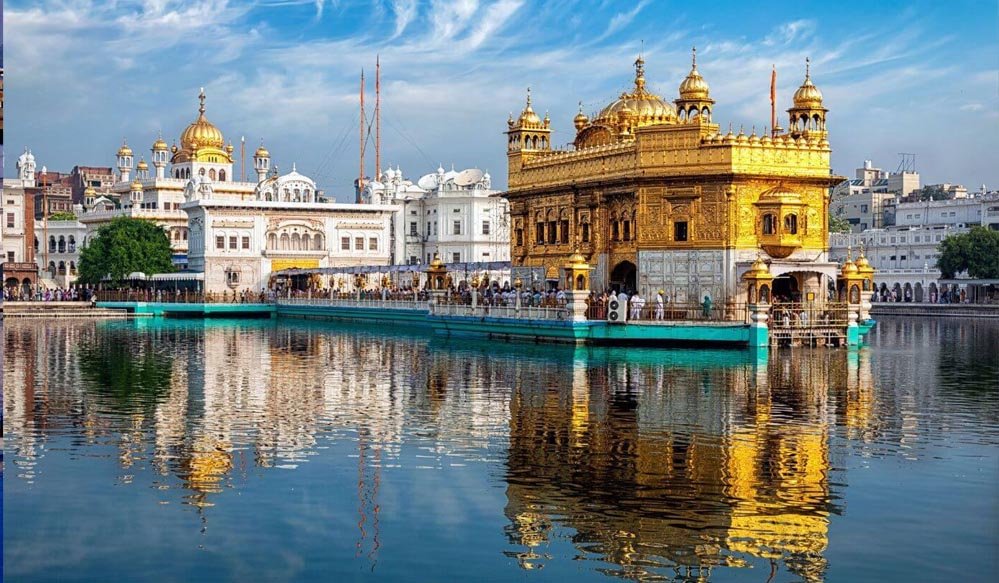 गोल्डन टेंपल में बेअदबी की कोशिश, युवक ने पावन स्वरूप के सामने रखी तलवार निकाली; SGPC ने लिया संज्ञान