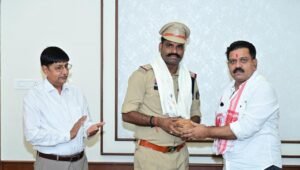 रायपुर : शौर्य चक्र से सम्मानित वीर जवानों से मिले उप मुख्यमंत्री विजय शर्मा