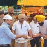 भीषण गर्मी में सेवा का संदेश, SSP शुभम अग्रवाल ने राहगीरों को पिलाई छबील और बांटा प्रसाद