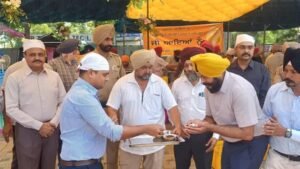 भीषण गर्मी में सेवा का संदेश, SSP शुभम अग्रवाल ने राहगीरों को पिलाई छबील और बांटा प्रसाद