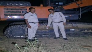 मुख्यमंत्री के कड़े निर्देशों का असर : अवैध खनन पर राज्य भर में हो रही कार्रवाई, धमतरी में 5 चैन माउंटेन मशीनें जब्त