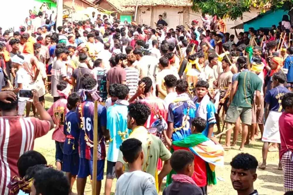 खरसावां में अंगारों पर नंगे पांव शिवभक्तों की आस्था
