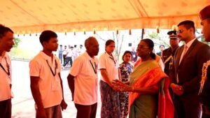 राष्ट्रपति  मुर्मु ने चीता मित्रों से किया संवाद और चीता संरक्षण की ली जानकारी