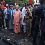 अलीगढ़ से सीधे अग्निकांड स्थल पहुंचे मुख्यमंत्री योगी