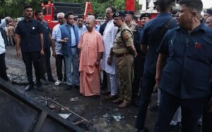 अलीगढ़ से सीधे अग्निकांड स्थल पहुंचे मुख्यमंत्री योगी