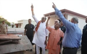 अलीगढ़ से सीधे घटनास्थल और अस्पताल पहुंचे सीएम योगी, हाईलेवल मीटिंग के बाद ताबड़तोड़ एक्शन