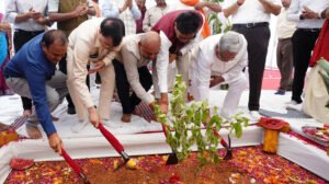 वाणिज्य एवं उद्योग मंत्री लखन लाल देवांगन तथा आवास एवं पर्यावरण मंत्री ओ.पी. चौधरी ने गारमेंट मैन्युफैक्चरिंग यूनिट का किया भूमिपूजन