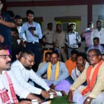 रायपुर : किसकोड़ो, जहां कभी लगती थी नक्सलियों की चौपाल, वहीं उप मुख्यमंत्री शर्मा ने लगाई जनचौपाल