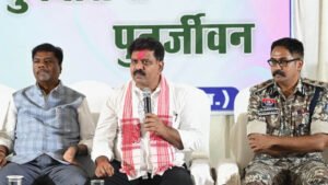 रायपुर : पुनर्वासित युवाओं से मिले उप मुख्यमंत्री विजय शर्मा और वन मंत्री केदार कश्यप