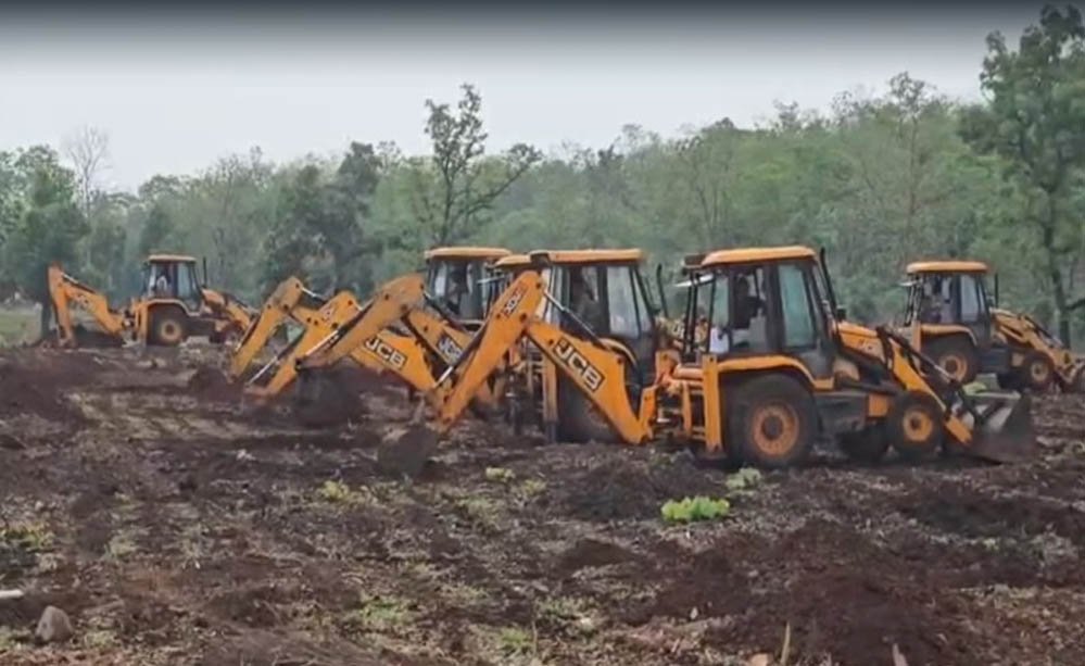 खंडवा में 200 एकड़ जंगल से हटाया अतिक्रमण, 30 JCB और 600 कर्मचारियों की बड़ी कार्रवाई