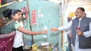 जब मुख्यमंत्री रुके एक छोटी-सी किराना दुकान पर… और सामने थी बदलाव की बड़ी कहानी