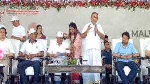 35 हजार से अधिक छात्रों, प्राध्यापकों ने सामूहिक योग कर बनाया विश्व रिकॉर्ड