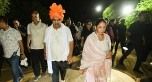 पत्नी संग CM भजनलाल शर्मा ने की गिरिराज महाराज की सप्तकोसीय परिक्रमा