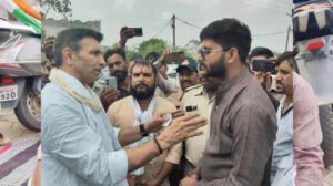 रतलाम से पैदल भोपाल पहुंचे दो कांग्रेस कार्यकर्ता, निष्कासन के विरोध में PCC कार्यालय के बाहर धरने पर बैठे