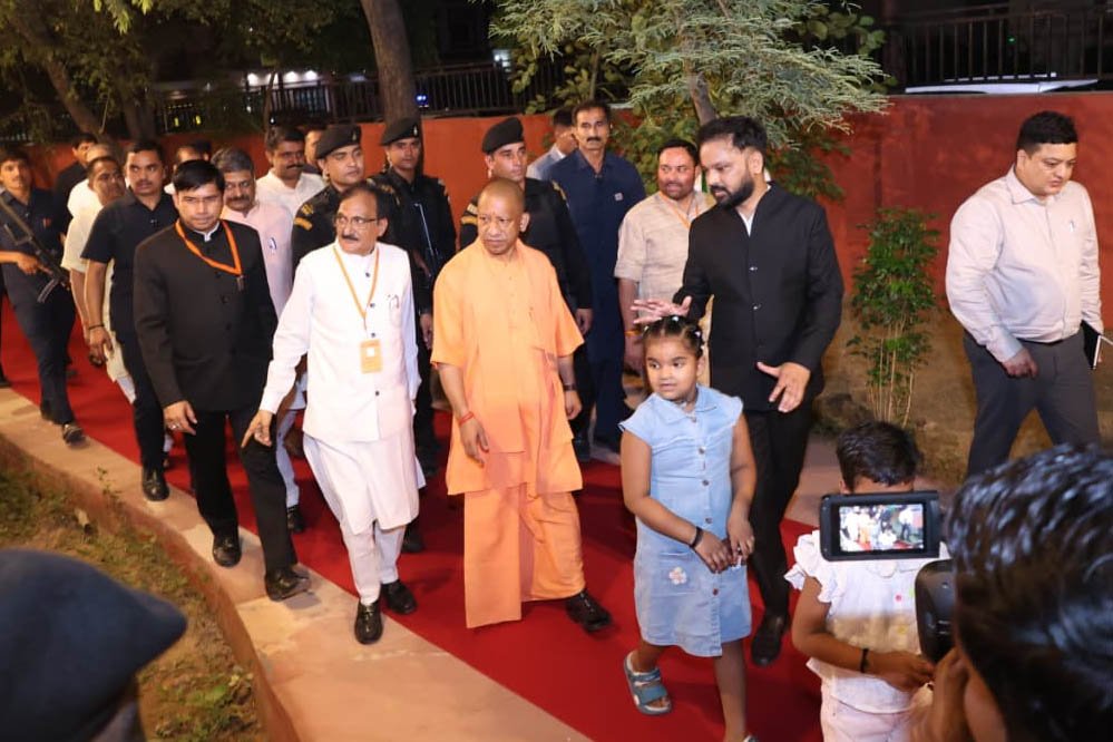 मुरादाबाद में दिखा सीएम योगी का वात्सल्य: दो अनजान बच्चियों के हाथों कराया ‘श्री राम वाटिका’ का लोकार्पण
