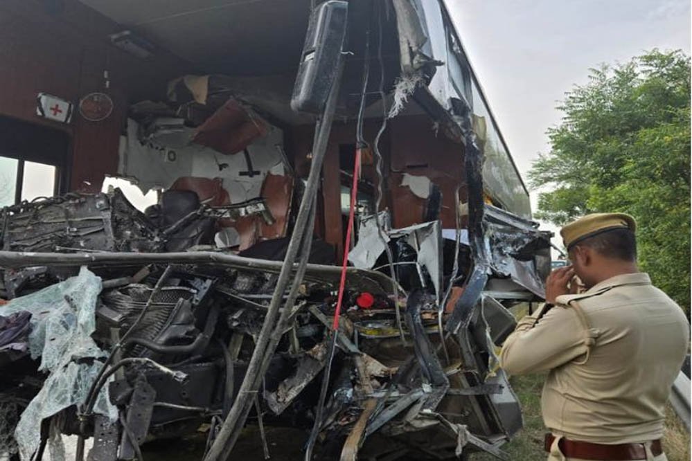 यमुना एक्सप्रेसवे पर भीषण हादसा, ट्रक से टकराई वोल्वो बस; 4 यात्रियों की मौत, 19 घायल