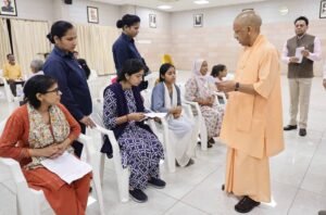 लखनऊ में ‘जनता दर्शन’: सीएम योगी ने सुनीं फरियादियों की समस्याएं