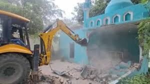 संभल में अवैध निर्माण पर बुलडोजर कार्रवाई, मस्जिद ध्वस्तीकरण शुरू
