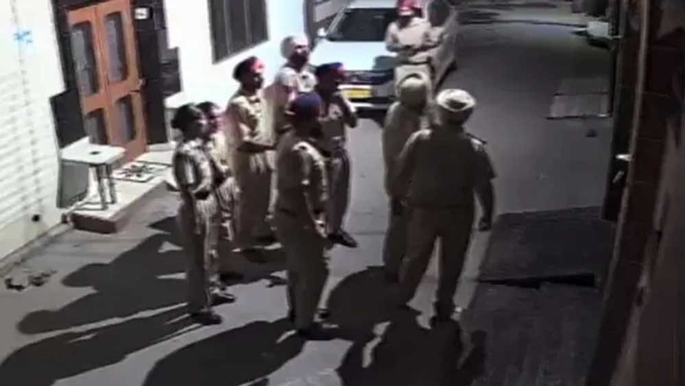 आधी रात अकाली नेता इंद्रजीत सिंह पंडोरी के घर पुलिस की रेड, नहीं मिले घर पर