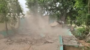 संभल में बुलडोजर एक्शन: खेड़ेश्वर महादेव मंदिर के पास बनी अवैध मजार हटाई गई