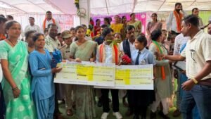 बस्तर की बेटियों ने पेश की सफलता की मिसाल, तेंदूपत्ता संग्राहक परिवारों की रुद्राणी और डालेश्वरी ने बढ़ाई अंचल की शान