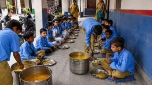 यूपी में MDM रसोइयों की रिटायरमेंट उम्र 62 साल तय करने की तैयारी, सेवा नियमावली बनेगी