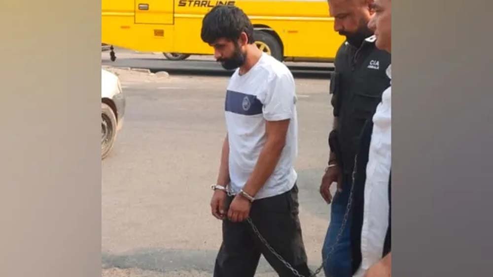 नारायणगढ़ में फायरिंग केस के आरोपी वेंकट गर्ग को पुलिस ने बाजार में घुमाकर की पूछताछ
