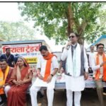 आम की छांव में मुख्यमंत्री की चौपाल: खाट पर बैठे, ग्रामीणों की सुनी बात, मौके पर दिए समाधान